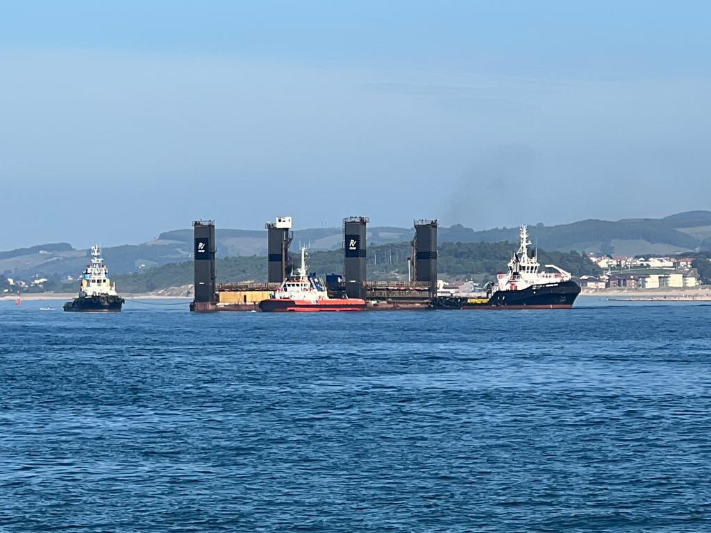 MaraCrespo1's tweet photo. 👷♀️💪Ya está en #PuertodeSantander la cajonera para la ejecución de la obra de #Raos9. Un paso más para adecuarnos a la demanda de nuestros clientes.
#APS #eficiencia #puerto @f_martingallego @cantabriaes @PuertosdeEspana https://t.co/LVS0ncSYqV