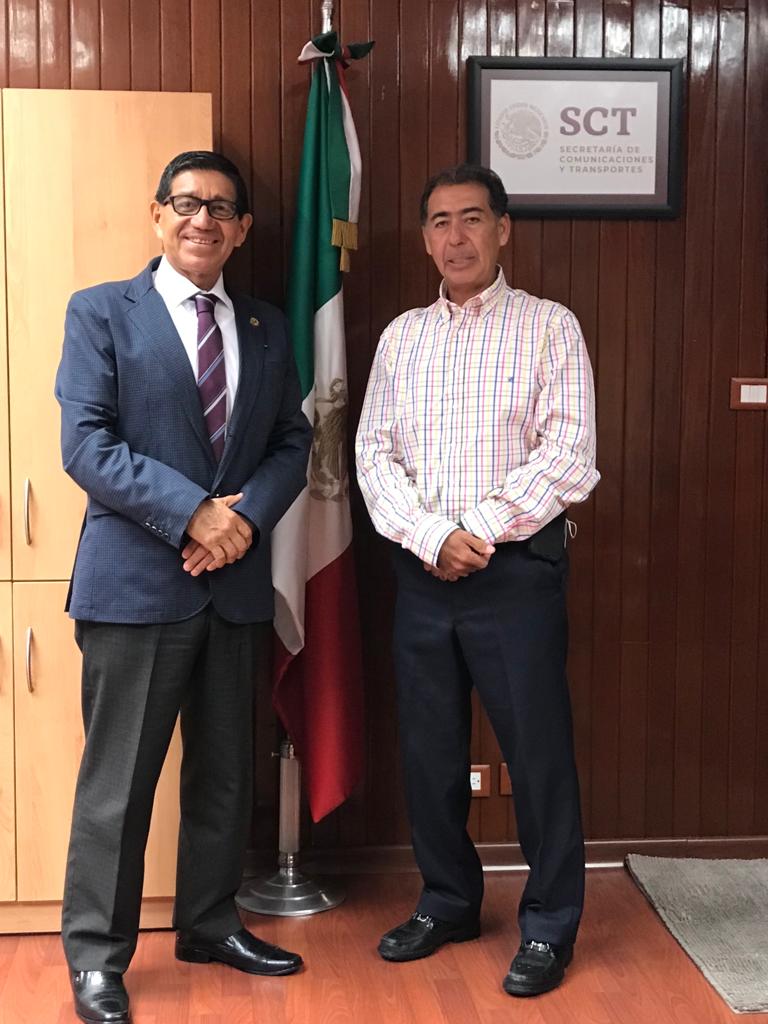 SICT_Veracruz's tweet photo. Iniciando la semana con el desahogo de la agenda, nuestro director Ramón Álvarez Fontán, recibió al diputado local @ArteagaAponteMX quien le hizo diversos planteamientos sobre proyectos necesarios en materia de caminos, en localidades que integran el distrito XIV. #Gestión https://t.co/9OCV4Lz8dD