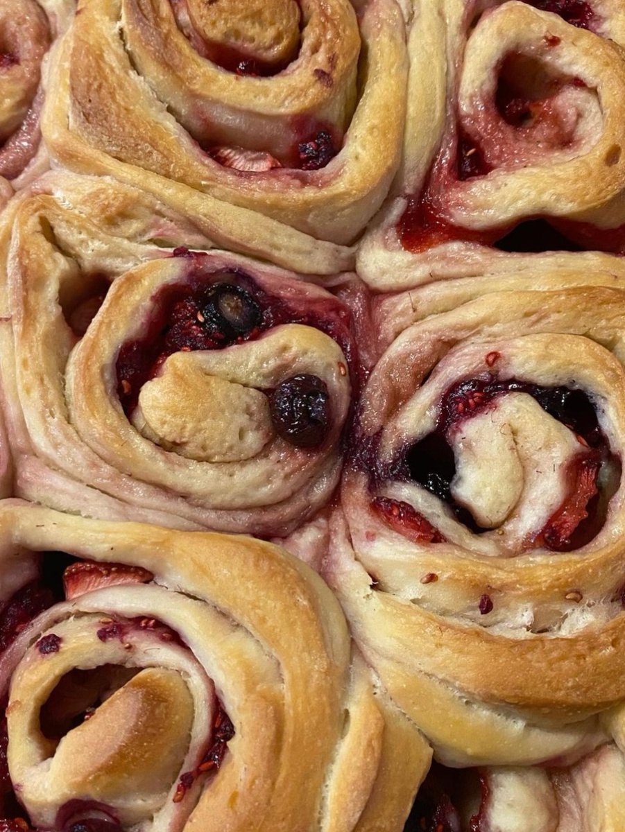Karma7Z's tweet photo. Hot things before it heats up. Berry compote aka softened fruits that need to get used up ASAP. I didn't have cream cheese so none of that frosting but IMO, it would have been better! https://t.co/vAtrmfyOEY