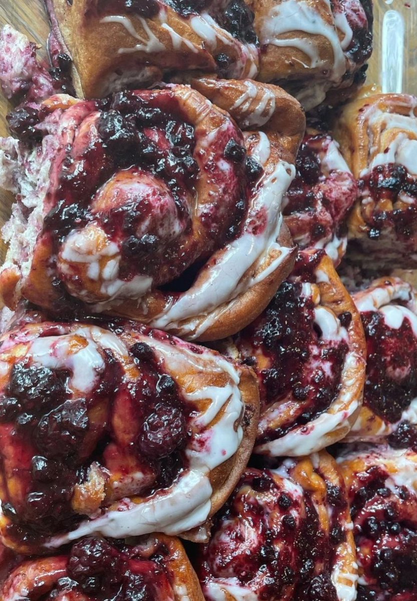 Karma7Z's tweet photo. Hot things before it heats up. Berry compote aka softened fruits that need to get used up ASAP. I didn't have cream cheese so none of that frosting but IMO, it would have been better! https://t.co/vAtrmfyOEY