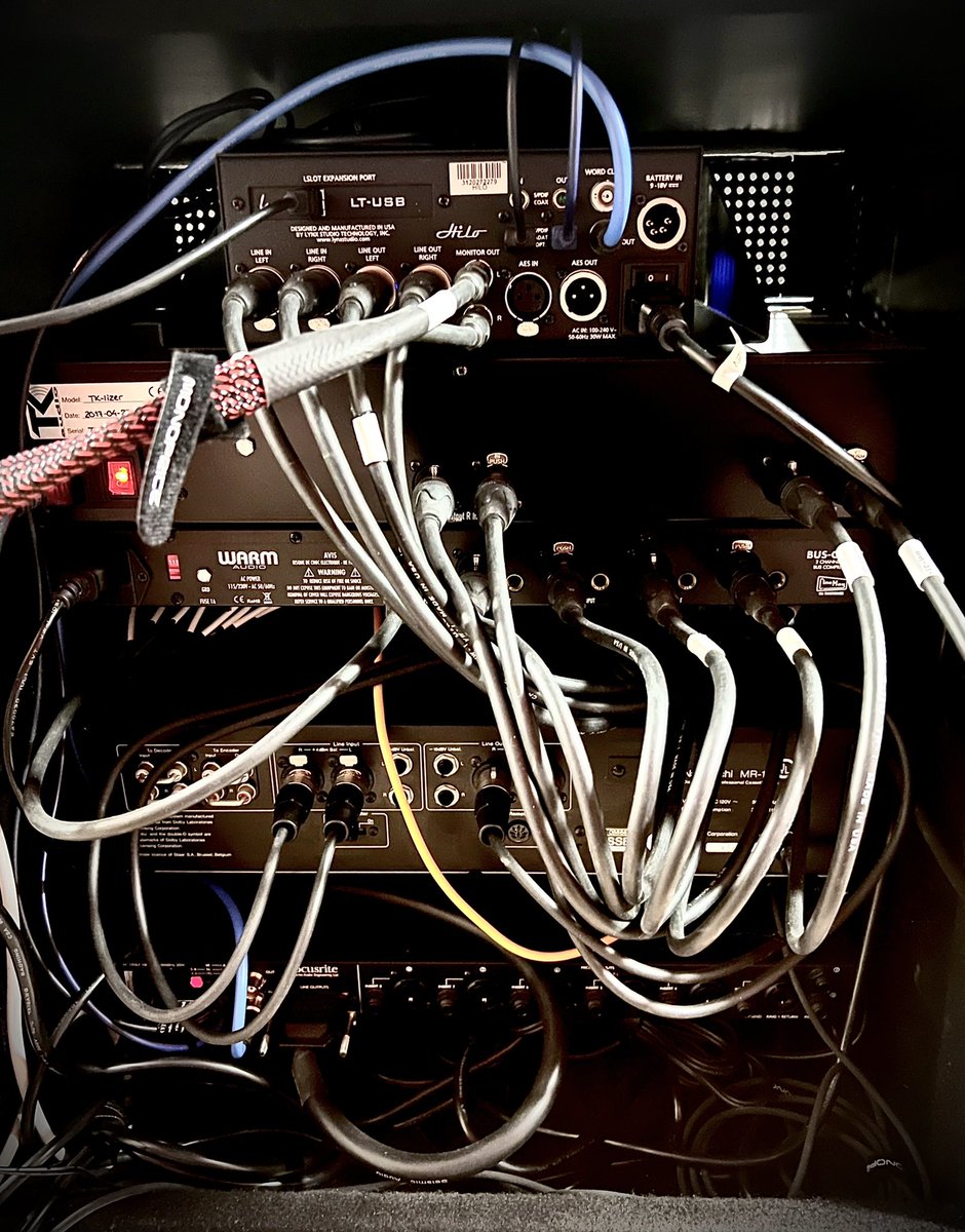 reso_mastering's tweet photo. Behind the scenes, trying to keep this organized, easy to maintain and expand. 
Really need to start trimming power cables to length.
.
.
.
#rack #cables #mastering #masteringstudio #masteringengineer #CD #appledigitalmasters #masteringforstreaming #masteringforcd #vinylmastering https://t.co/SoxNfUVi9s