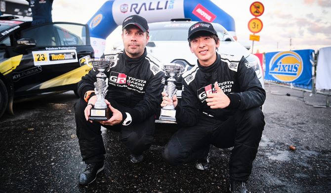 AutomobilsportC's tweet photo. Otake on the podium in Finnish Rally Championship - https://t.co/vxOjBkk8KL https://t.co/JddtNgdqmc photos Toyota #toyota #team #drivers #japanese #japan #rally #finland #finnish #championship #results #racing #motorsport https://t.co/Qkybv0Z6yv