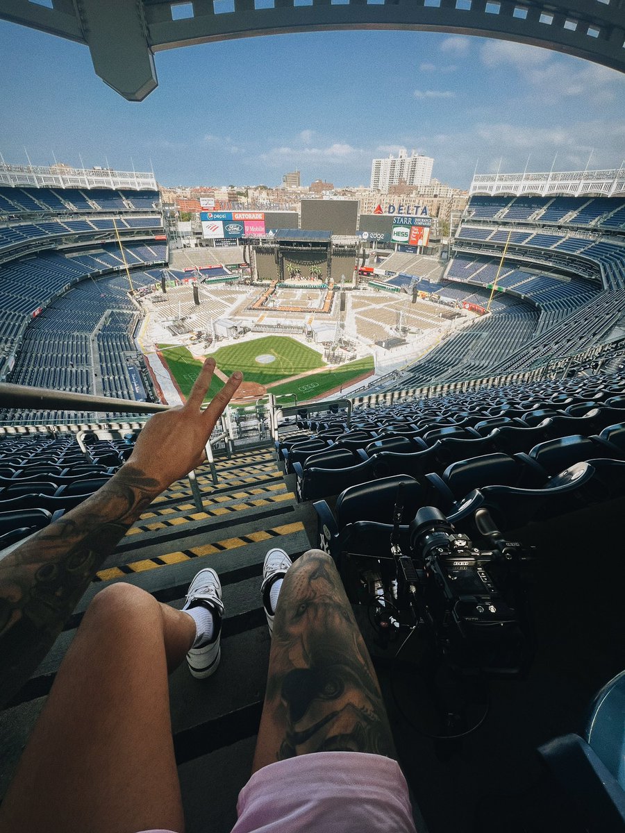 Bryanbstatic's tweet photo. New York • Anoche fue histórico y especial, transmitiendo live para @vmas . Jamás en la vida pensé estar filmando en el Yankee Stadium y estar de Tour con tanta gente linda.  
Agradecido X100PRE 🇵🇷

#WorldHottestTour #VMAs https://t.co/r9SXUkmsmp