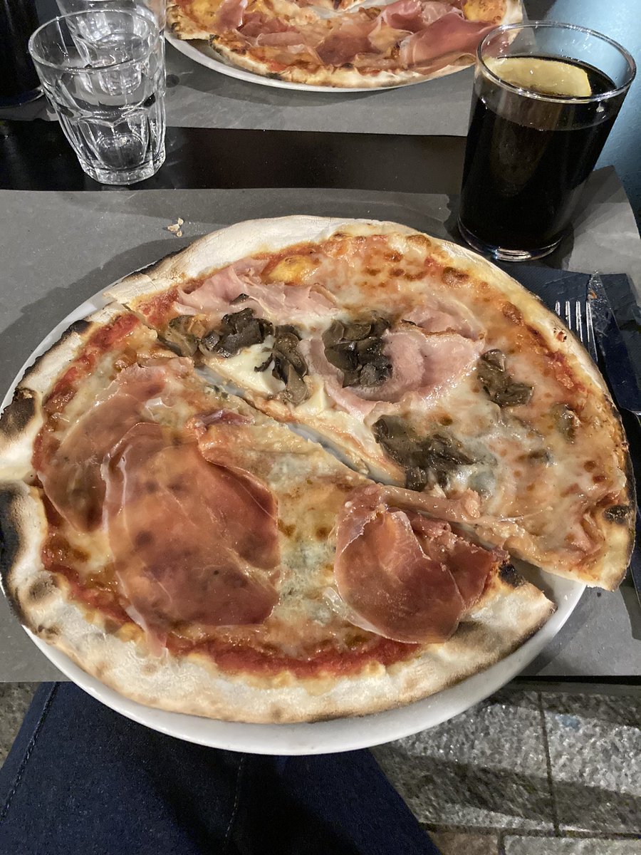 emmadadaa's tweet photo. Io e @elena_boeri dividiamo sempre le pizze🥰🥰 https://t.co/oz8LFuMewc