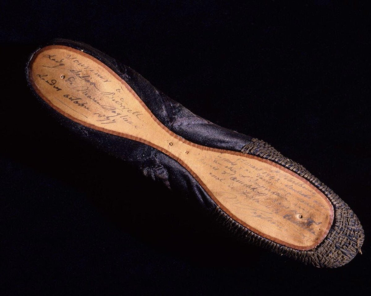 This week’s #VictorianSamplings episode features RA @AnneYuenH in conversation with @GrahamMcMonagle 🩰 Tune in to learn about an embellished c19 ballet shoe on display at the <a href="/V_and_A/">V&A</a> #CraftingCommunities #MarieTaglioni