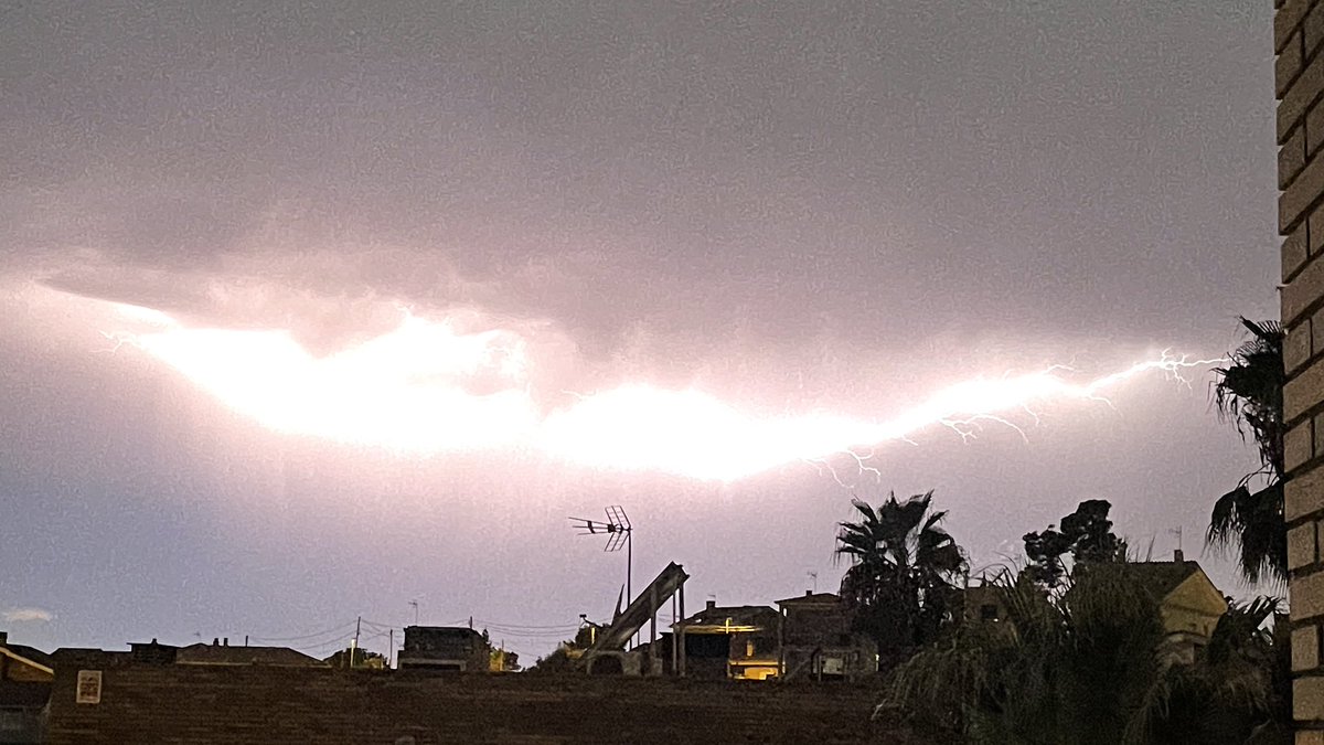 jaumemanacasals's tweet photo. 📍Rubí ⏰20:55h #ElTempsTV3 #llampec #relampago #ray #Vallesoccidental @eltempsTV3🌩⚡️ https://t.co/96qJ9Bjpu8