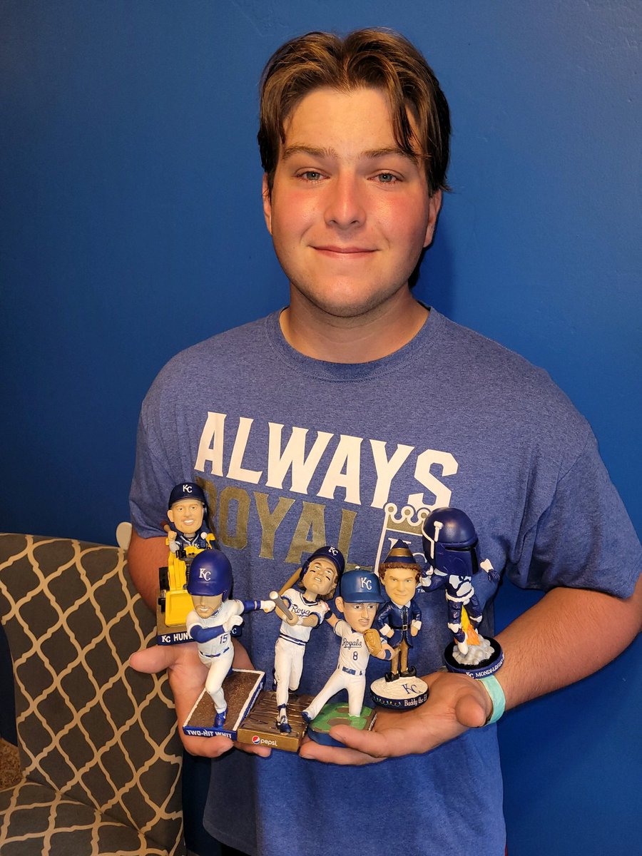 Bruceman1827's tweet photo. Thank you royals for turning a crazy experience into something I’ll never forget! ⁦@JuanSoto25_⁩ ⁦⁦@Royals⁩ ⁦@BwittJr⁩ and a HUGE thanks to my man ⁦@NicholasPieroni⁩ and ⁦@RoyalsAssist⁩ https://t.co/aCPGfhoRoj