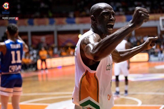 ivoirepeople's tweet photo. Pour nous là, c'est haut ☝🏽🇨🇮🏀

C'est un sans faute pour l'équipe nationale de Basket Ball qui décroche un ticket d'or pour la coupe du monde 2023 !

📸 : Ramez Aoude Photography

#BasketAfrica 
#BasketBall 
#NBA
#IvoirePeople https://t.co/H8jRJfvPAt