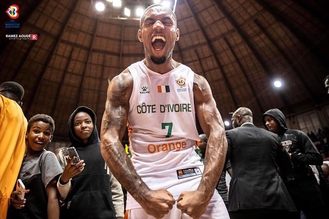 ivoirepeople's tweet photo. Pour nous là, c'est haut ☝🏽🇨🇮🏀

C'est un sans faute pour l'équipe nationale de Basket Ball qui décroche un ticket d'or pour la coupe du monde 2023 !

📸 : Ramez Aoude Photography

#BasketAfrica 
#BasketBall 
#NBA
#IvoirePeople https://t.co/H8jRJfvPAt