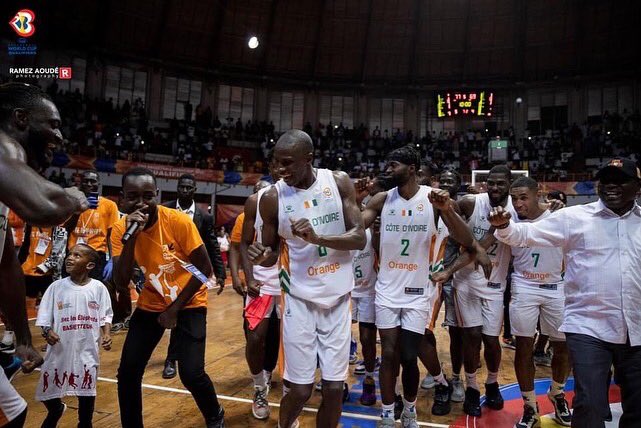 ivoirepeople's tweet photo. Pour nous là, c'est haut ☝🏽🇨🇮🏀

C'est un sans faute pour l'équipe nationale de Basket Ball qui décroche un ticket d'or pour la coupe du monde 2023 !

📸 : Ramez Aoude Photography

#BasketAfrica 
#BasketBall 
#NBA
#IvoirePeople https://t.co/H8jRJfvPAt