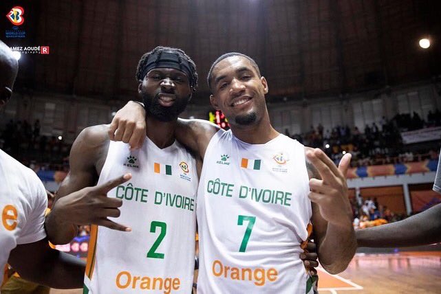 ivoirepeople's tweet photo. Pour nous là, c'est haut ☝🏽🇨🇮🏀

C'est un sans faute pour l'équipe nationale de Basket Ball qui décroche un ticket d'or pour la coupe du monde 2023 !

📸 : Ramez Aoude Photography

#BasketAfrica 
#BasketBall 
#NBA
#IvoirePeople https://t.co/H8jRJfvPAt
