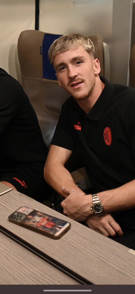 eltecatito_'s tweet photo. La cover di #Saelemaekers è la foto del rinnovo con il #Milan. Questi sono piccoli gesti che dimostrano tanto! Poi ci sono i tifosi della nuova generazione che insultano un povero ragazzo che suda per i nostri colori… Abbiate rispetto per i giocatori del nostro glorioso Milan!!! https://t.co/mTu6qjDBcY