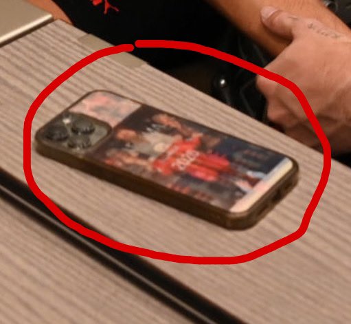 eltecatito_'s tweet photo. La cover di #Saelemaekers è la foto del rinnovo con il #Milan. Questi sono piccoli gesti che dimostrano tanto! Poi ci sono i tifosi della nuova generazione che insultano un povero ragazzo che suda per i nostri colori… Abbiate rispetto per i giocatori del nostro glorioso Milan!!! https://t.co/mTu6qjDBcY