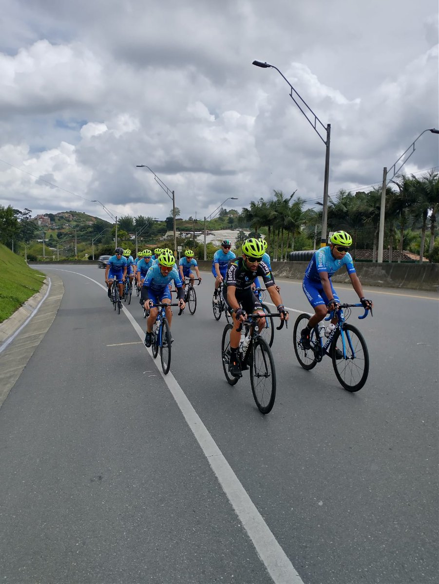 Team_SuperGIROS's tweet photo. Último entrenamiento del @Team_SuperGIROS @SuperGIROS_ @CiudadManizales @GoberCaldas https://t.co/9imgF7XOiZ, antes del debut mañana en la Clásica Carmen de Viboral. La primera etapa será una contra reloj por equipos de 10 Kmts. @Ligaciclismoant @SecDeporteMzl @secdeporcaldas https://t.co/PGtkoGqfyD