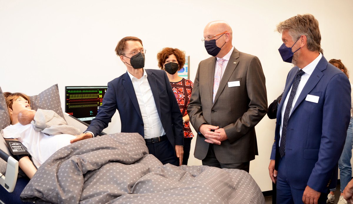 NewsRoom_HAWK's tweet photo. Bundesgesundheitsminister Karl Lauterbach hat den Gesundheitscampus #Göttingen besucht: „Der #Gesundheitscampus hat mich sehr überzeugt, praxisnahe Ausbildung an einem Fleck zusammenzubringen. Das ist insgesamt ein Weg, den man gehen muss.“ https://t.co/wRn9N34HB3 #hawk https://t.co/GJ891kYTrp