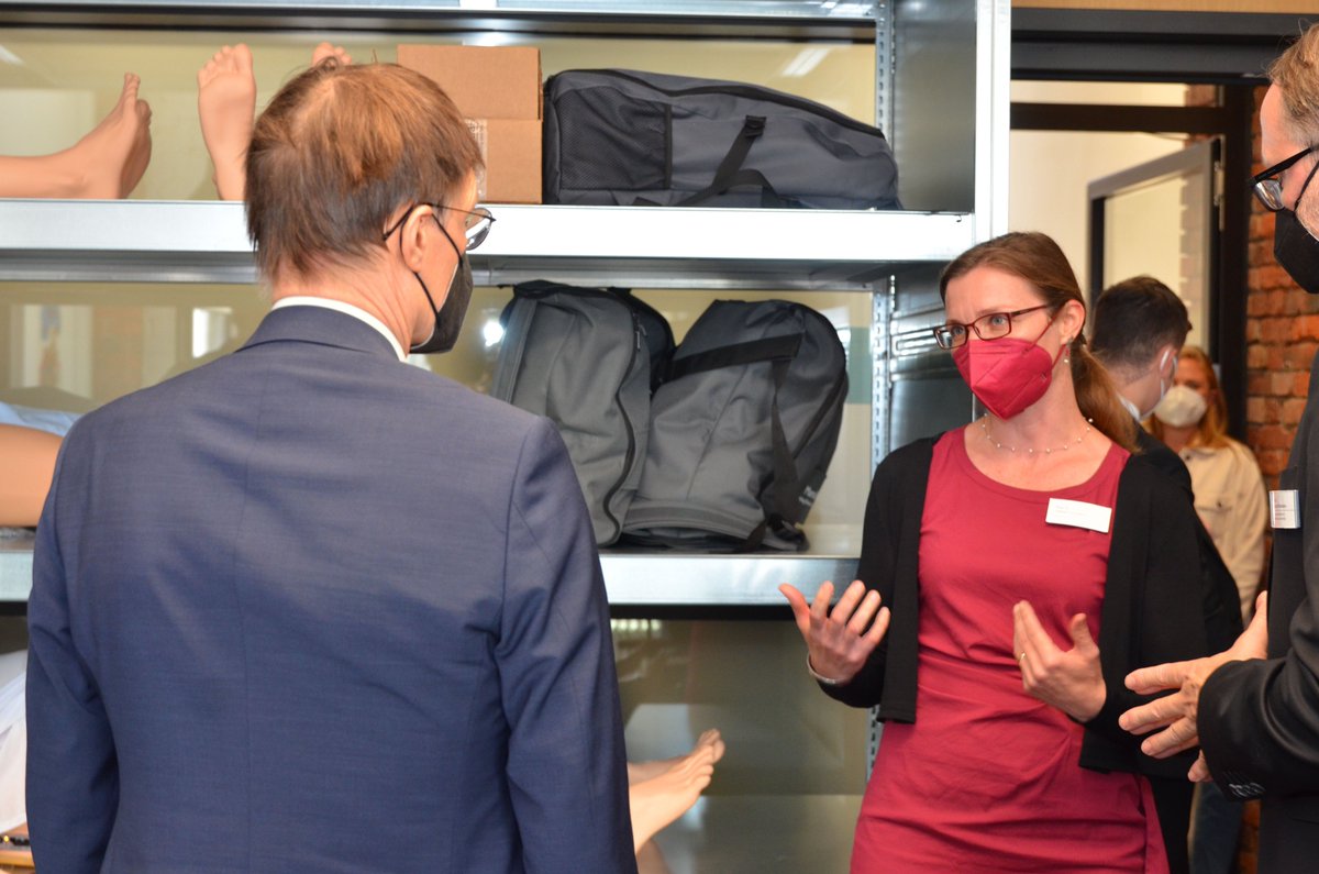 NewsRoom_HAWK's tweet photo. Bundesgesundheitsminister Karl Lauterbach hat den Gesundheitscampus #Göttingen besucht: „Der #Gesundheitscampus hat mich sehr überzeugt, praxisnahe Ausbildung an einem Fleck zusammenzubringen. Das ist insgesamt ein Weg, den man gehen muss.“ https://t.co/wRn9N34HB3 #hawk https://t.co/GJ891kYTrp