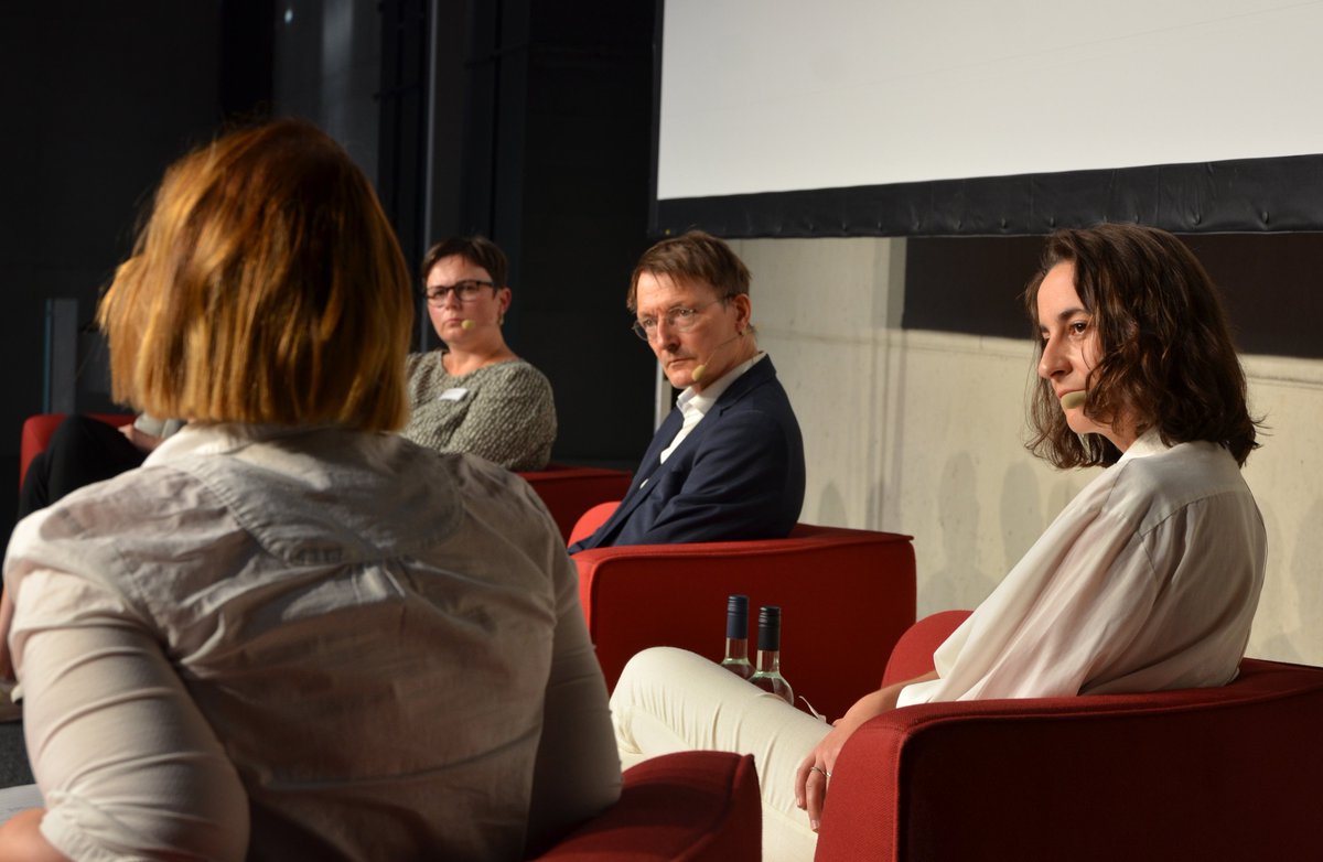 NewsRoom_HAWK's tweet photo. Bundesgesundheitsminister Karl Lauterbach hat den Gesundheitscampus #Göttingen besucht: „Der #Gesundheitscampus hat mich sehr überzeugt, praxisnahe Ausbildung an einem Fleck zusammenzubringen. Das ist insgesamt ein Weg, den man gehen muss.“ https://t.co/wRn9N34HB3 #hawk https://t.co/GJ891kYTrp