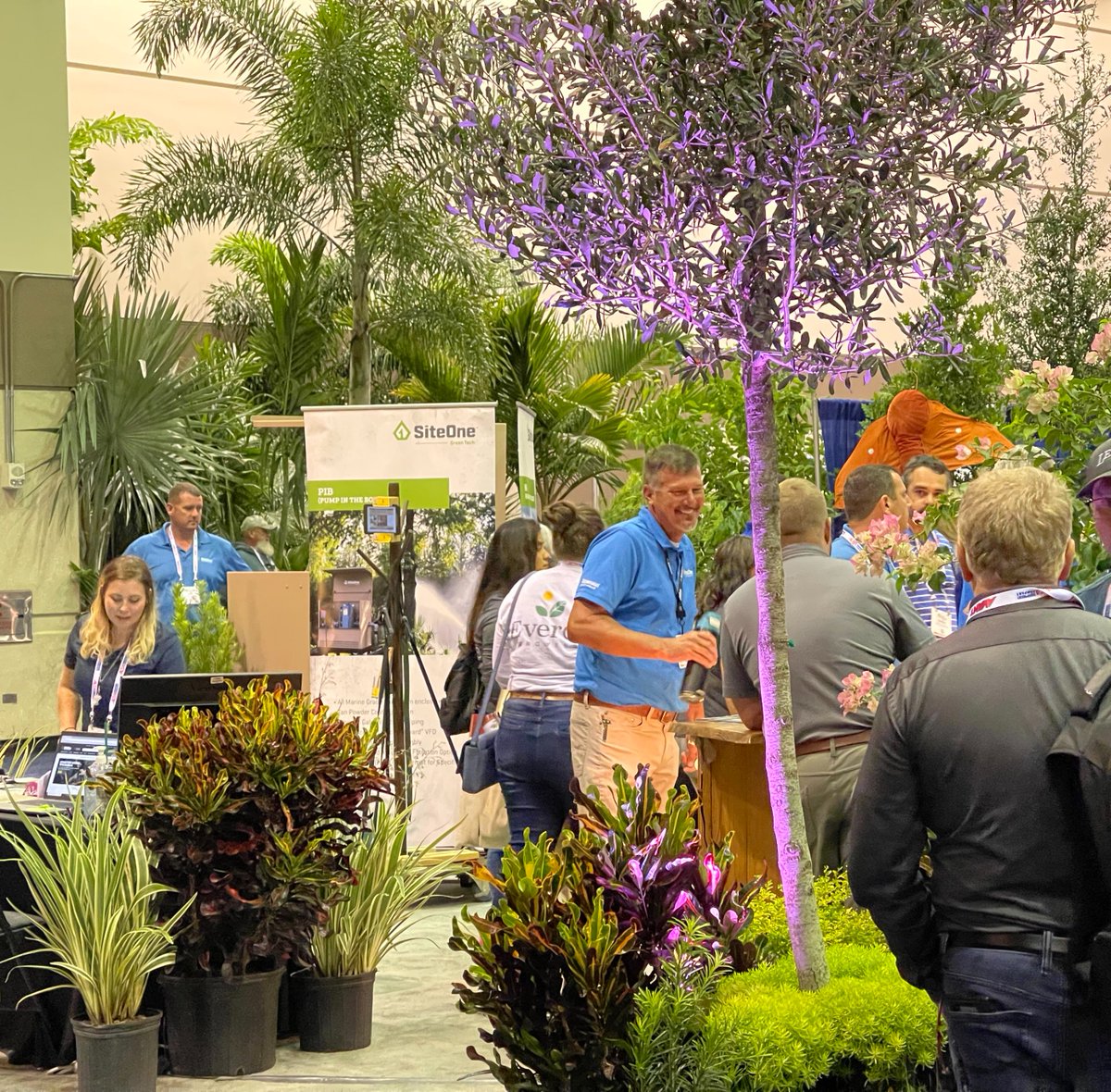orlandomeeting's tweet photo. 🌱🌳Congratulations to the @FNGLA team for a successful 2022 Landscape Show! For 3 days, more than 700 booths filled the show floor @OCCC with awe-inspiring landscaping displays while cutting-edge, hands-on sessions shared innovative ideas with the attending industry pros. https://t.co/te8zJx1g9R