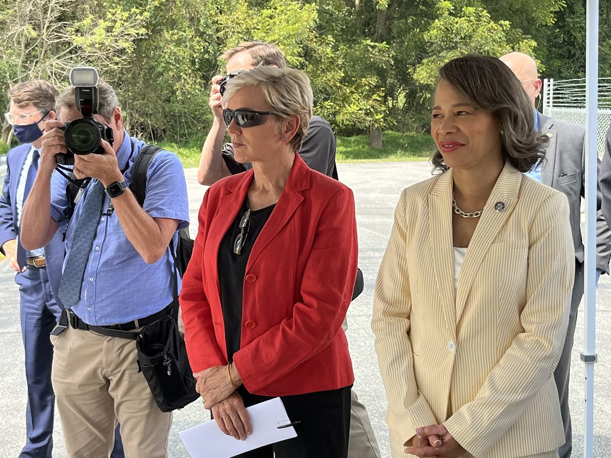 tdichristopher's tweet photo. I asked @SecGranholm how @ENERGY Dept would balance spreading $8B in #hydrogen hub investments over 6-10 regions w/ ensuring each gets adequate funding. Here’s what she, @ChrisCoons &amp; @SenatorCarper told me: https://t.co/tDWBTBj0hY https://t.co/X1UYutTkFf