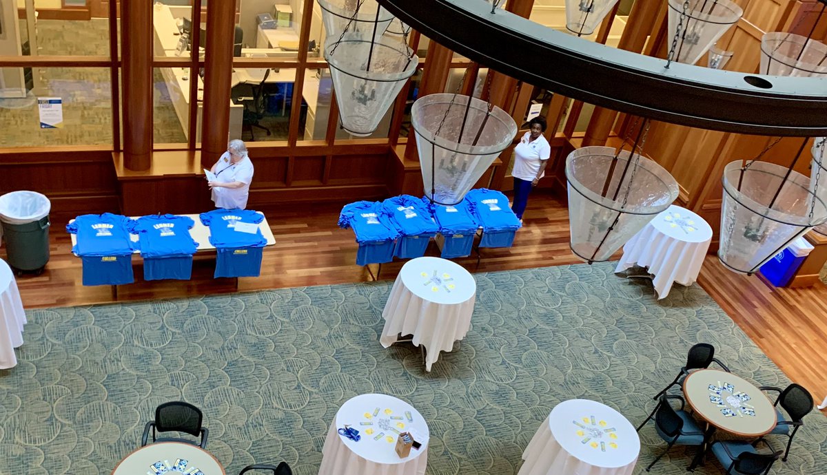 BruceWWeber's tweet photo. First year Management, Marketing and Operations majors @UDLernerCollege Go Dean Sheryl Kline and the Class of 2026. Hope the new Lerner shirts are a good look on campus https://t.co/AzMYkaYERU