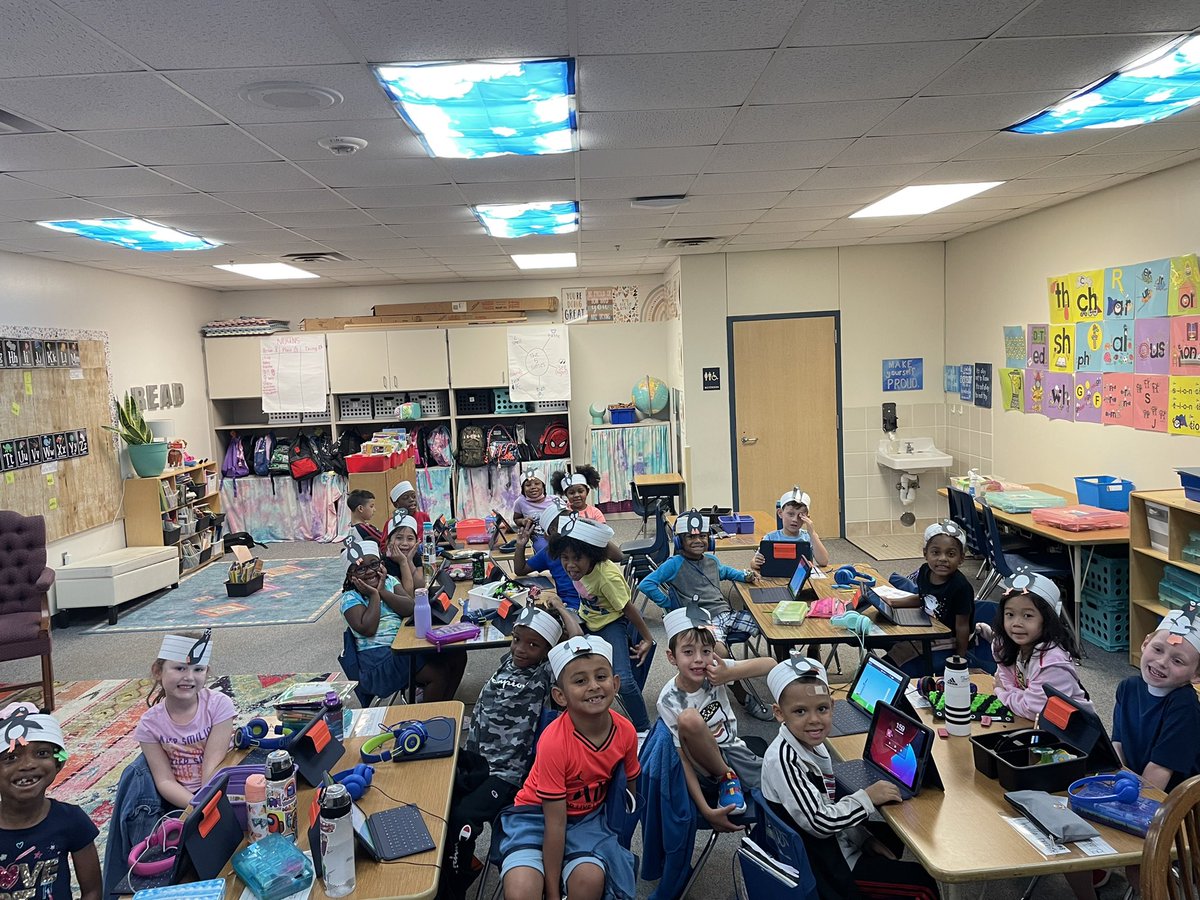 msrachelours's tweet photo. They beg to play ST Math all day long! And they loved making JiJi hats to celebrate launch day! @STMath @Steadham_Eagles #GISDMathRocks  @GISDTLD https://t.co/aiz9X5Jgcy