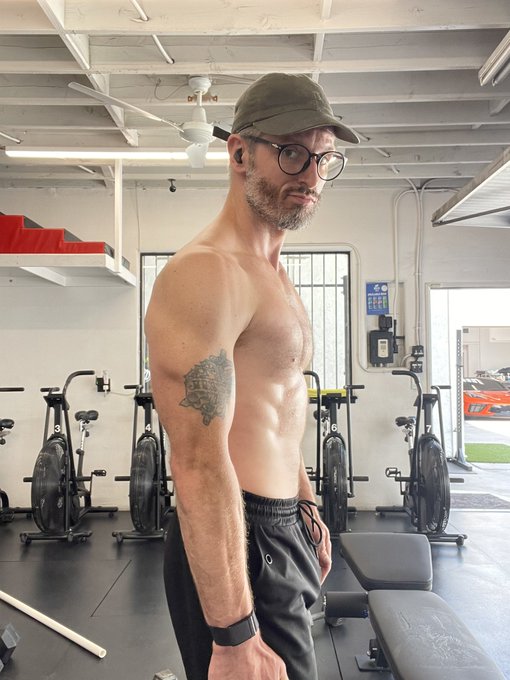 Side profile. https://t.co/uCZF4Yfb4y<a href="/tag/silhouettechallenge"class="tags"><span>#silhouettechallenge</span></a>