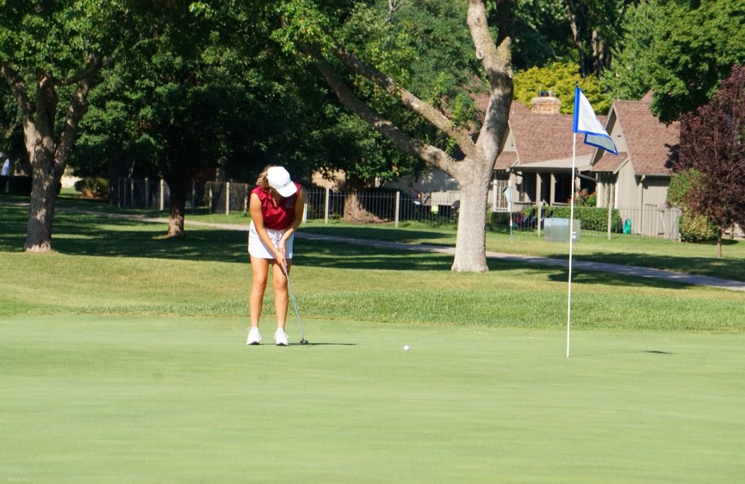 Hannah Keisker lining up a putt at Blue Hills.