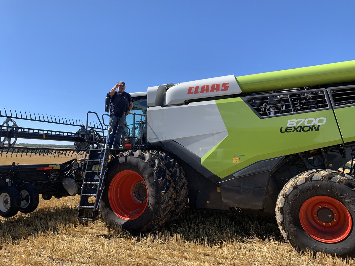 robmakowsky's tweet photo. Just a beauty of a day in northern Saskatchewan getting this 8700 Lexion set up to map on FieldView!
#harvest22 #westcdnag #FieldViewReady
@FieldViewCanada @Bayer4CropsCA https://t.co/3En5nlFFwk