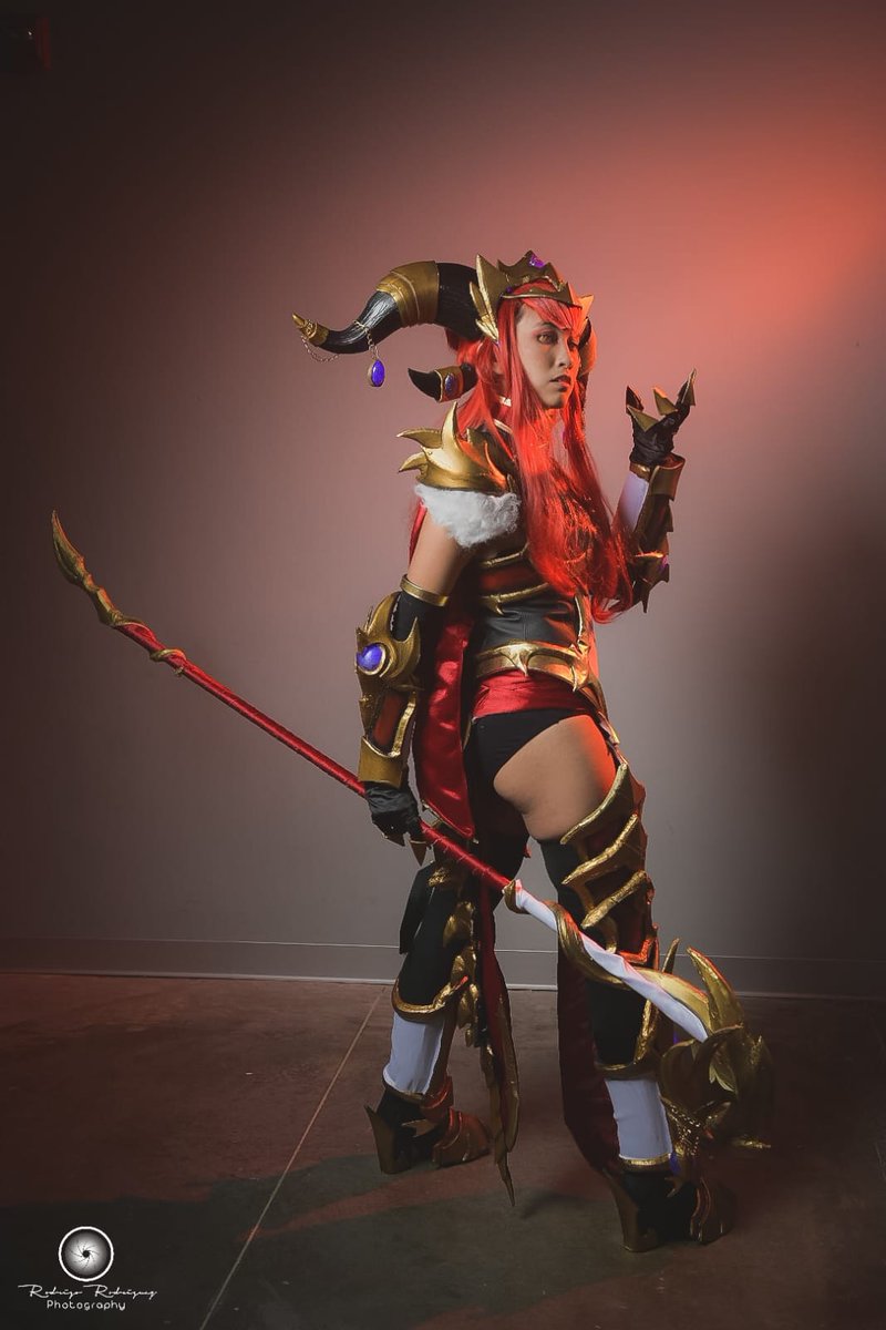 The Queen of the Dragons 🔥
I made this cosplay in a whooping 20 days for Comiccon here in Panamá!
Please don't let this die lol i worked hard on this 🥺❤️
Please like and reshare!!