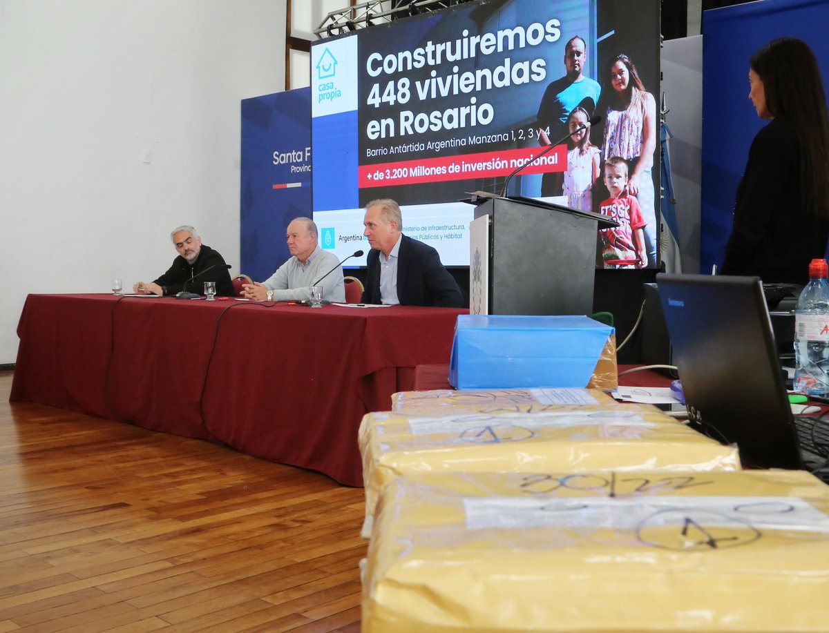 EstrellaScolari's tweet photo. 📍🏡 Construiremos 448 viviendas en #BarrioAntartida de Rosario 

Hoy realizamos la licitación para construir nuevas viviendas a través del programa Casa Propia Construir Futuro. 

#EnTodasConVos https://t.co/VnpgrfXu0A