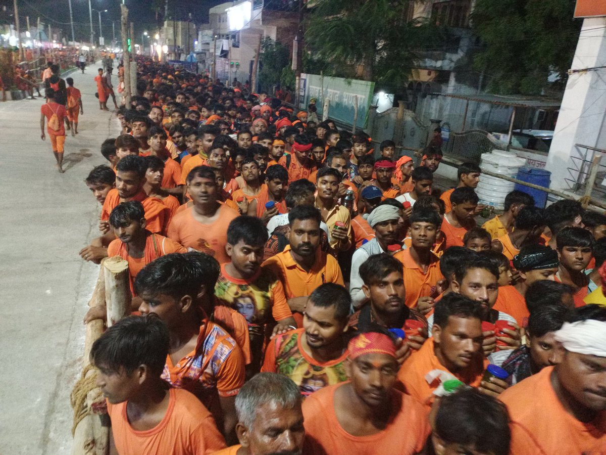 JournoDivyansh's tweet photo. कजरी तीज के अवसर पर बाबा दुःख हरण नाथ मंदिर में जल चढ़ाने के लिए सैकड़ों श्रद्धालुओं का लगा तांता "नाइट व्यू"
#dainikbhaskar #nightcoverage https://t.co/SzyKce3UTn