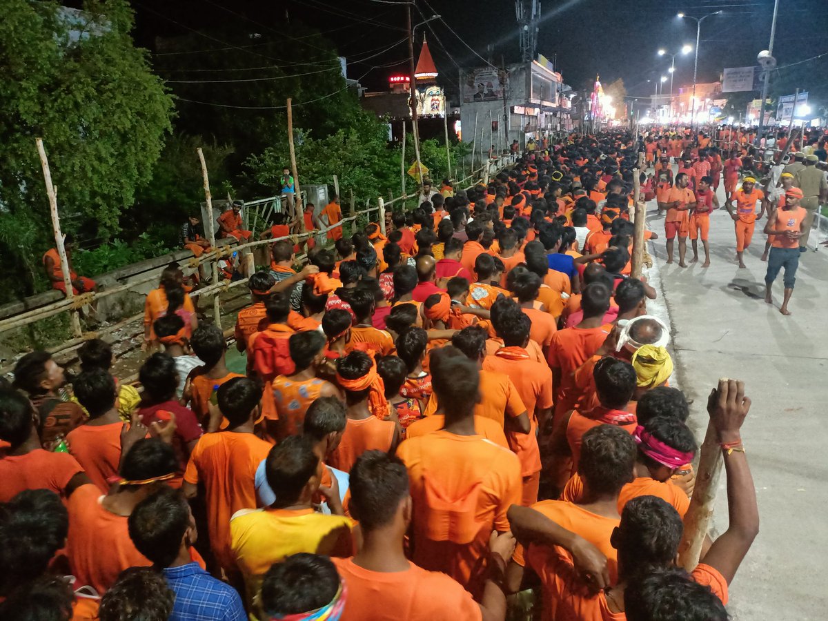 JournoDivyansh's tweet photo. कजरी तीज के अवसर पर बाबा दुःख हरण नाथ मंदिर में जल चढ़ाने के लिए सैकड़ों श्रद्धालुओं का लगा तांता "नाइट व्यू"
#dainikbhaskar #nightcoverage https://t.co/SzyKce3UTn