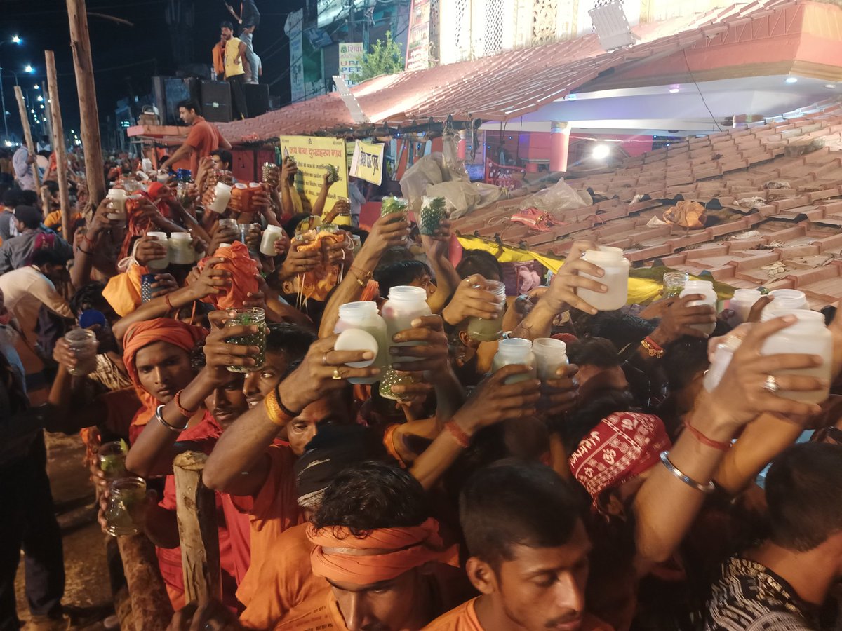 JournoDivyansh's tweet photo. कजरी तीज के अवसर पर बाबा दुःख हरण नाथ मंदिर में जल चढ़ाने के लिए सैकड़ों श्रद्धालुओं का लगा तांता "नाइट व्यू"
#dainikbhaskar #nightcoverage https://t.co/SzyKce3UTn