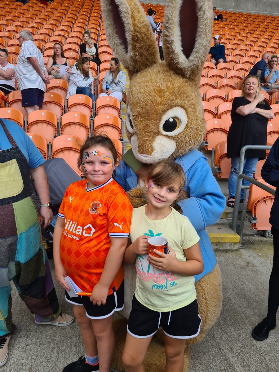 farrell_danny's tweet photo. @BlackpoolFC Great day facepainting, seeing the players and Bloomfield Bear and enjoyed the games #BFCopenday https://t.co/pvb0KJNJPq