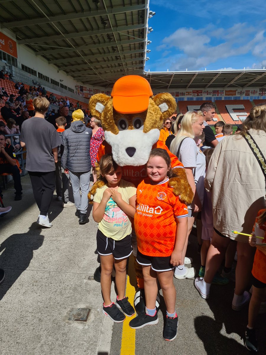 farrell_danny's tweet photo. @BlackpoolFC Great day facepainting, seeing the players and Bloomfield Bear and enjoyed the games #BFCopenday https://t.co/pvb0KJNJPq