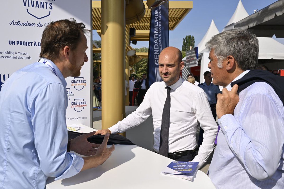 jnbarrot's tweet photo. A la rencontre des startups à l'occasion de la #REF2022, j’ai rappelé nos priorités : financement, talents et verdissement. Nous serons à leurs côtés pour accompagner leur développement. https://t.co/2usAbFbGR9