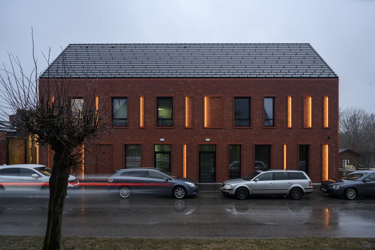 The exterior of this #building gives off a rustic vibe. #architecture  cpix.me/a/151951303