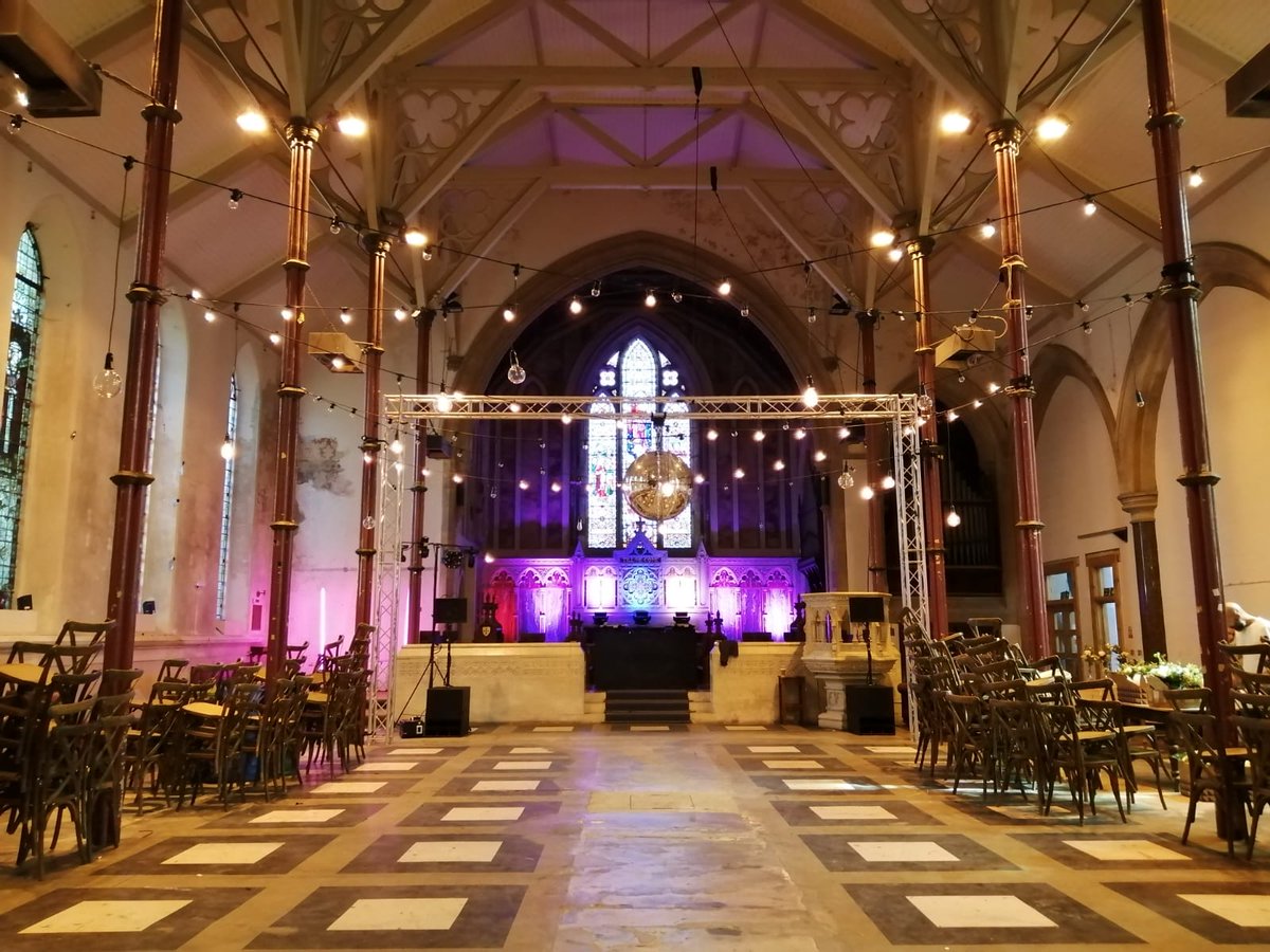 SussexRoses's tweet photo. A huge congratulations to Mark and Bryan who got married this weekend! Such a pretty venue in Brighton๐ we hope you had the best day๐
#wedding #weddingday #buttonholes #flowercrowns #pedestals #groom #flowers #florist #weddingflowers #brighton #sussex #nofilter #august #summer https://t.co/x53jzGpBZL