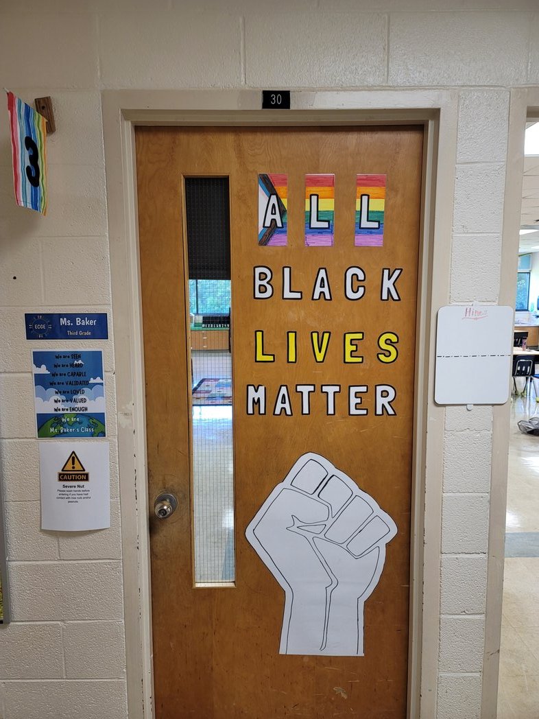 MrMuziq23's tweet photo. @ECGlobalElem as I am getting this dope art work I hear a teacher say "everyone here is brilliant." I got super hype. You better see ALL that brilliance fam!!! @OrangeCoSchools #FirstDayOCS #DEO https://t.co/CMOezUiOY6