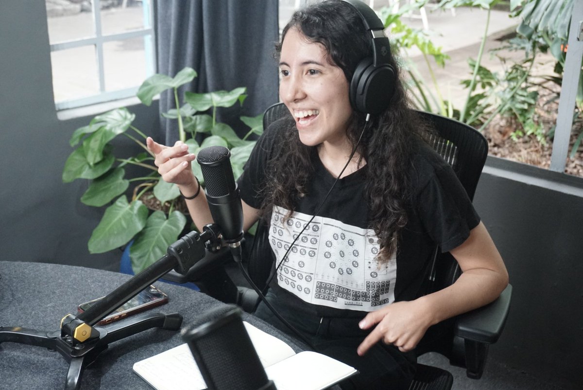 BullterrierFM's tweet photo. ⌨️🎹 Hoy, en @constelacionesp, @stefftorress nos da una clase de sintetizadores análogos. 🎹⌨️

 💚🖤 Aquí en @yomobilemx: https://t.co/R6KjpAjUpn https://t.co/GXRxE0RY8M