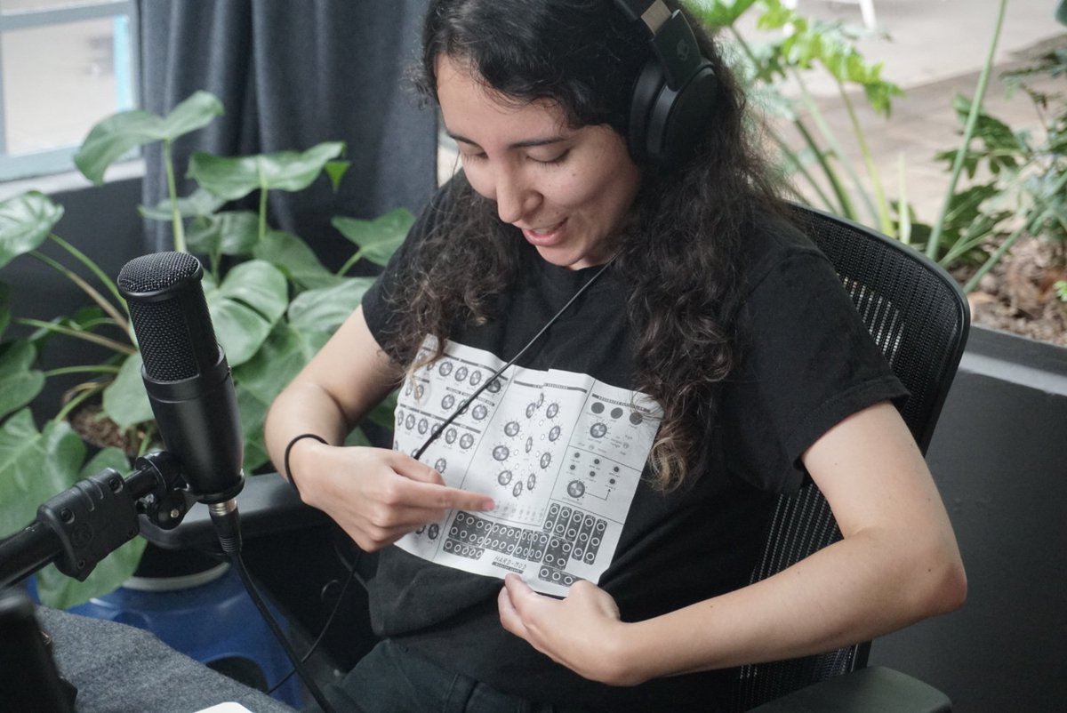 ⌨️🎹 Hoy, en <a href="/constelacionesp/">Constelaciones en la Piel</a>, <a href="/stefftorress/">Shorty 🔪</a> nos da una clase de sintetizadores análogos. 🎹⌨️

 💚🖤 Aquí en @yomobilemx: get.yomobile.com/KZBUJyDyTsb