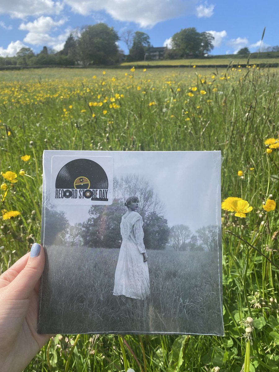 In honour of TS10 being announced I have decided to do a ✨GIVEAWAY✨of The Lakes Record Store day vinyl! To Enter:

-follow
-retweet 
-tag a friend 

winner will be announced September 13th! (Open internationally)
