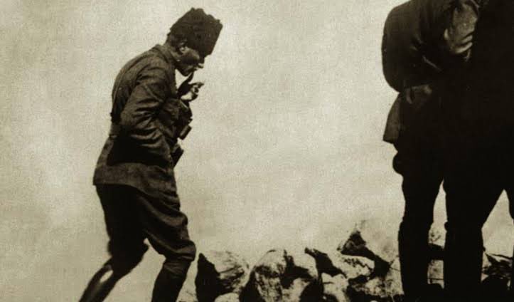 Sarışın bir kurda benziyordu.
Ve mavi gözleri çakmak çakmaktı.
Yürüdü uçurumun başına kadar,
eğildi, durdu.
Bıraksalar
İnce, uzun bacakları üstünde yaylanarak
ve karanlıkta akan bir yıldız gibi kayarak
Kocatepe'den Afyon ovasına atlayacaktı. #30AgustosZaferBayrami