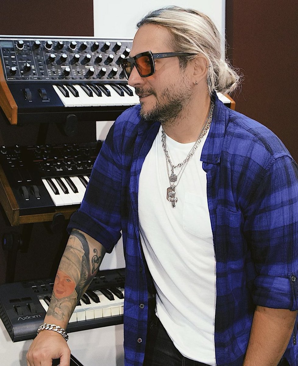 Soy_KarelyGlz's tweet photo. JD Pantoja está con el productor Ender Thomas grabando música.🔥

— El productor Ender le ha producido a Romeo Santos, Wisin &amp; Yandel, Ricky Martín, Anitta, Becky G, Enrique Iglesias, Chino &amp; Nacho, Manuel Turizo, entre otros artistas. https://t.co/Ux85HgFsqK