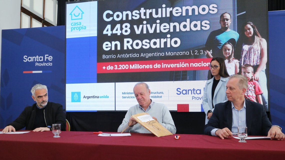 SedeGobRosario's tweet photo. 🏘 LA PROVINCIA LICITÓ LA CONSTRUCCIÓN DE 448 VIVIENDAS EN LA CIUDAD DE ROSARIO
👨‍👩‍👧‍👦 La unidades habitacionales se construirán a través del programa Casa Propia Construir Futuro, tendrán 2 dormitorios y se ubicarán en el barrio Antártida Argentina. Inversión de + de $3.200 millones https://t.co/J1d1ObRWX6