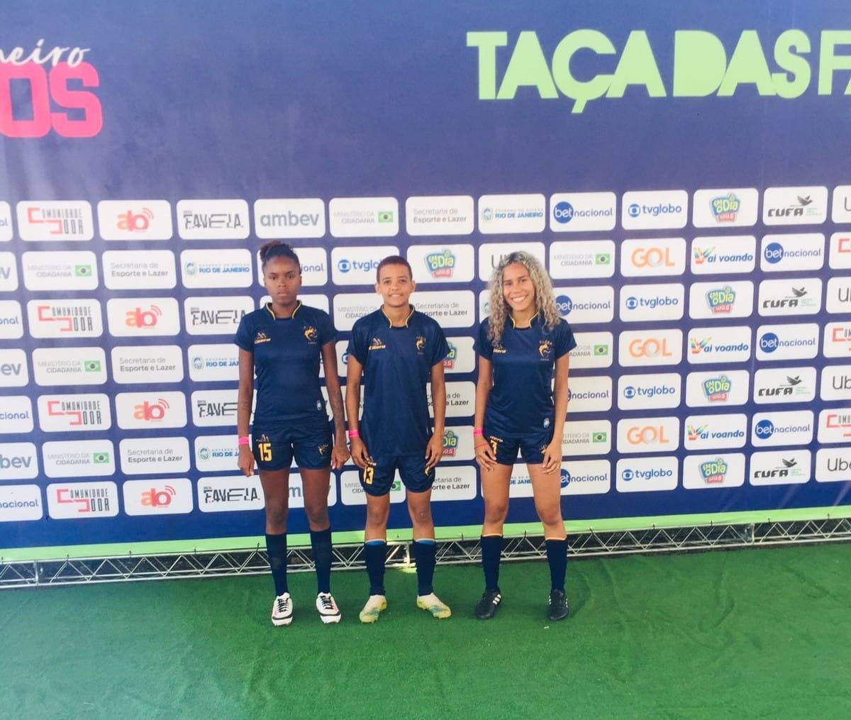 ParqueIpanemaFC's tweet photo. Atletas do Time Feminino do Parque na Taça das Favelas ! 

Atacante Rosana , a zagueira Raissa e a atacante Bia ( que estão na foto ) também fizeram parte da equipe de Vila Cosmorama , a zagueira Vitória e a lateral Ângela. https://t.co/JdfoTqu2k4