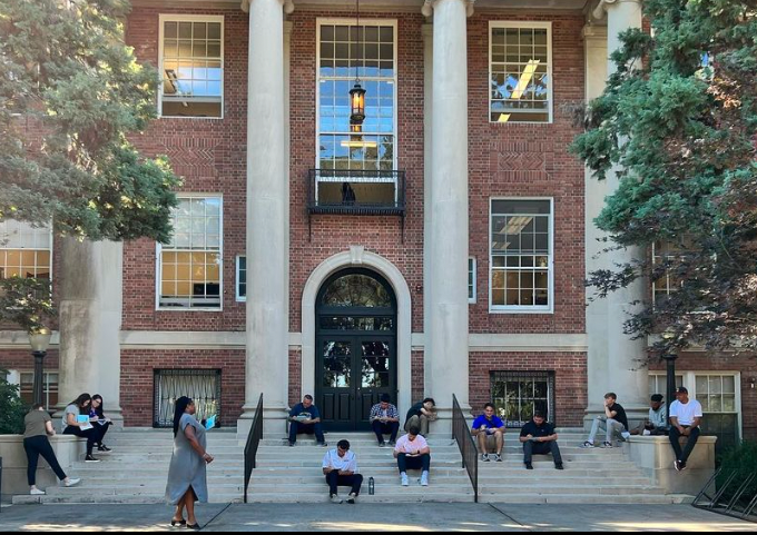 The first day of classes on the @McMinnvilleOR campus has professor Jennifer Madden teaching a business graduate class on the front steps of Melrose. What a beautiful day to start the semester. #UncommonU 📸 @DrDtweeters