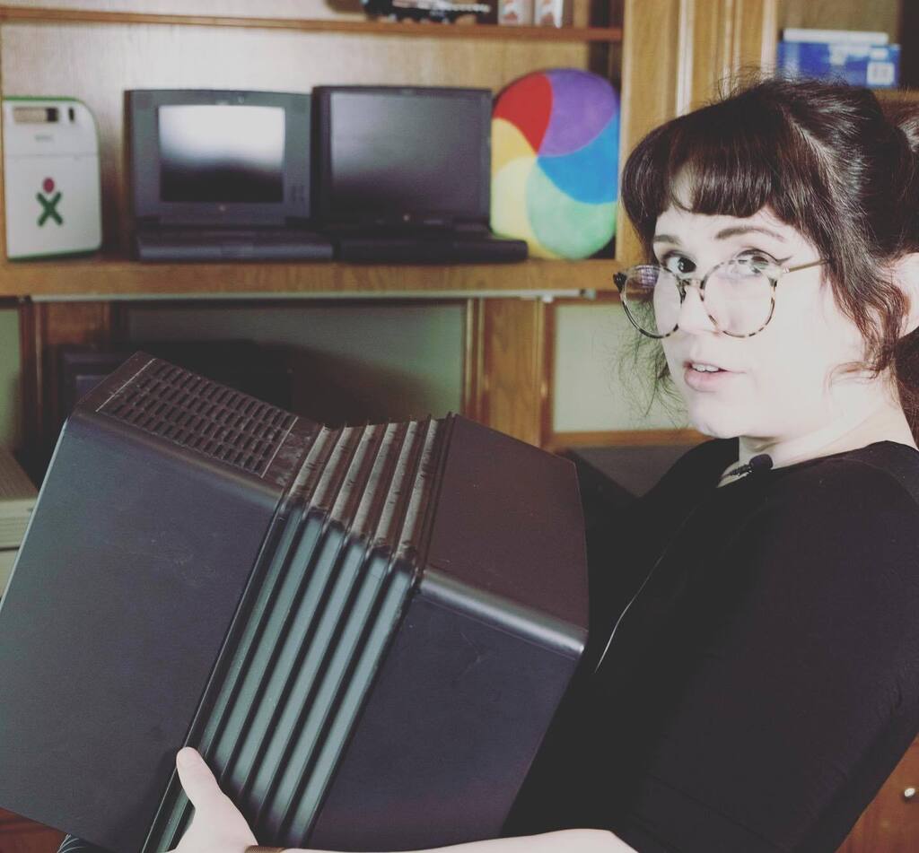 maccyandme's tweet image. Carrying a NeXT megapixel display to the desk ! #apple #NeXTcomputer #retro instagr.am/p/Ch2tTySOsAD/