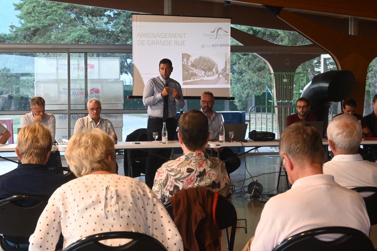 villededivonne's tweet photo. #Projet Le maire @vscattolin a réuni ce soir les commerçants et riverains pour une réunion d’information sur les #aménagements de la #GrandeRue, qui débuteront lundi 5 septembre.
▶️ Infos : https://t.co/T2cQKShaTr
#ilovedivonne #divonnelesbains https://t.co/xd0aKamL7F