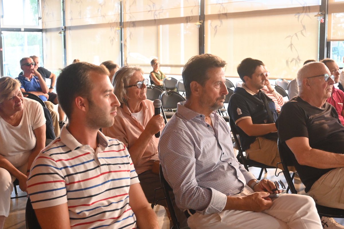 villededivonne's tweet photo. #Projet Le maire @vscattolin a réuni ce soir les commerçants et riverains pour une réunion d’information sur les #aménagements de la #GrandeRue, qui débuteront lundi 5 septembre.
▶️ Infos : https://t.co/T2cQKShaTr
#ilovedivonne #divonnelesbains https://t.co/xd0aKamL7F
